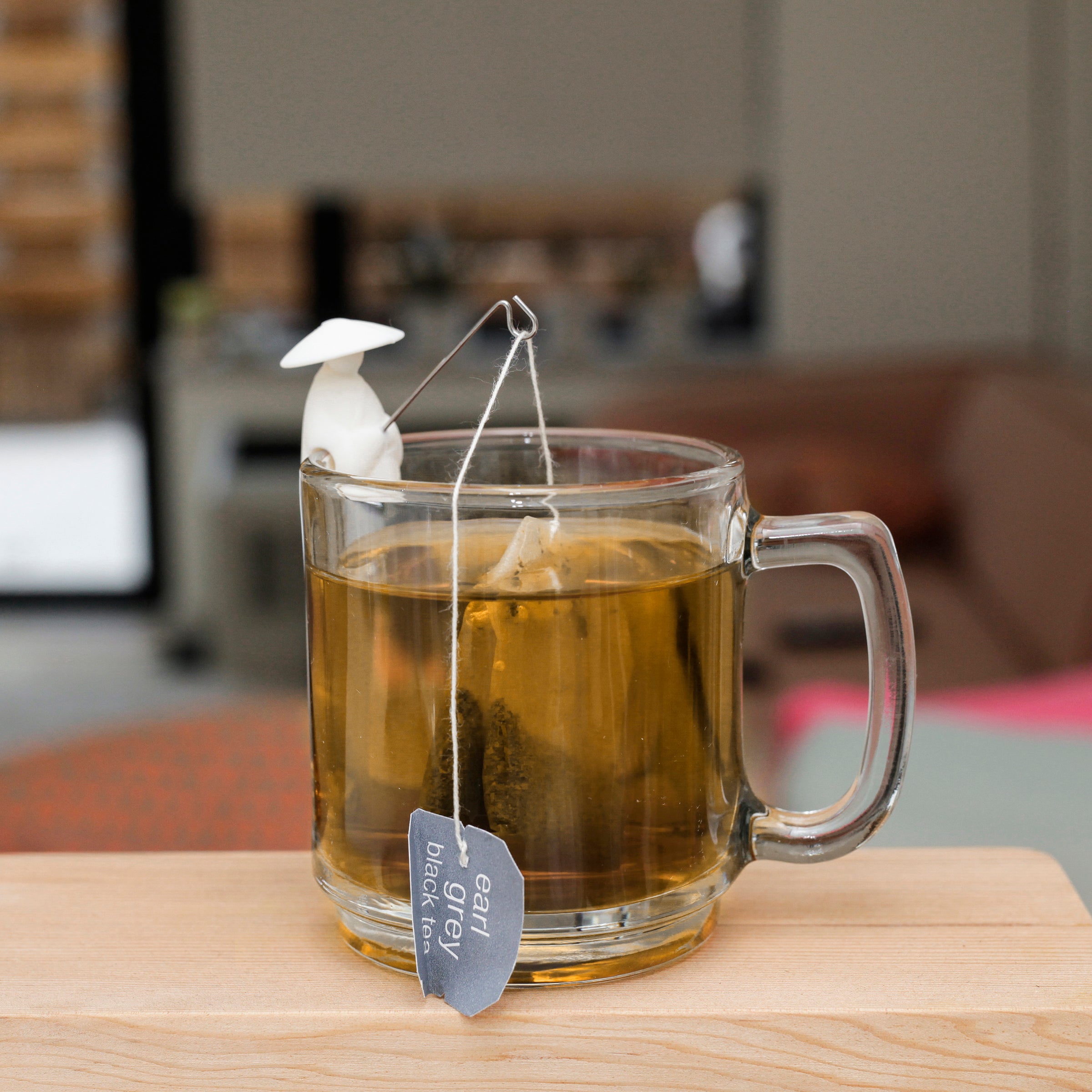 CU127_Jiang_Taigong_Tea_Bag_Holder-ACTION_05_2015_0109