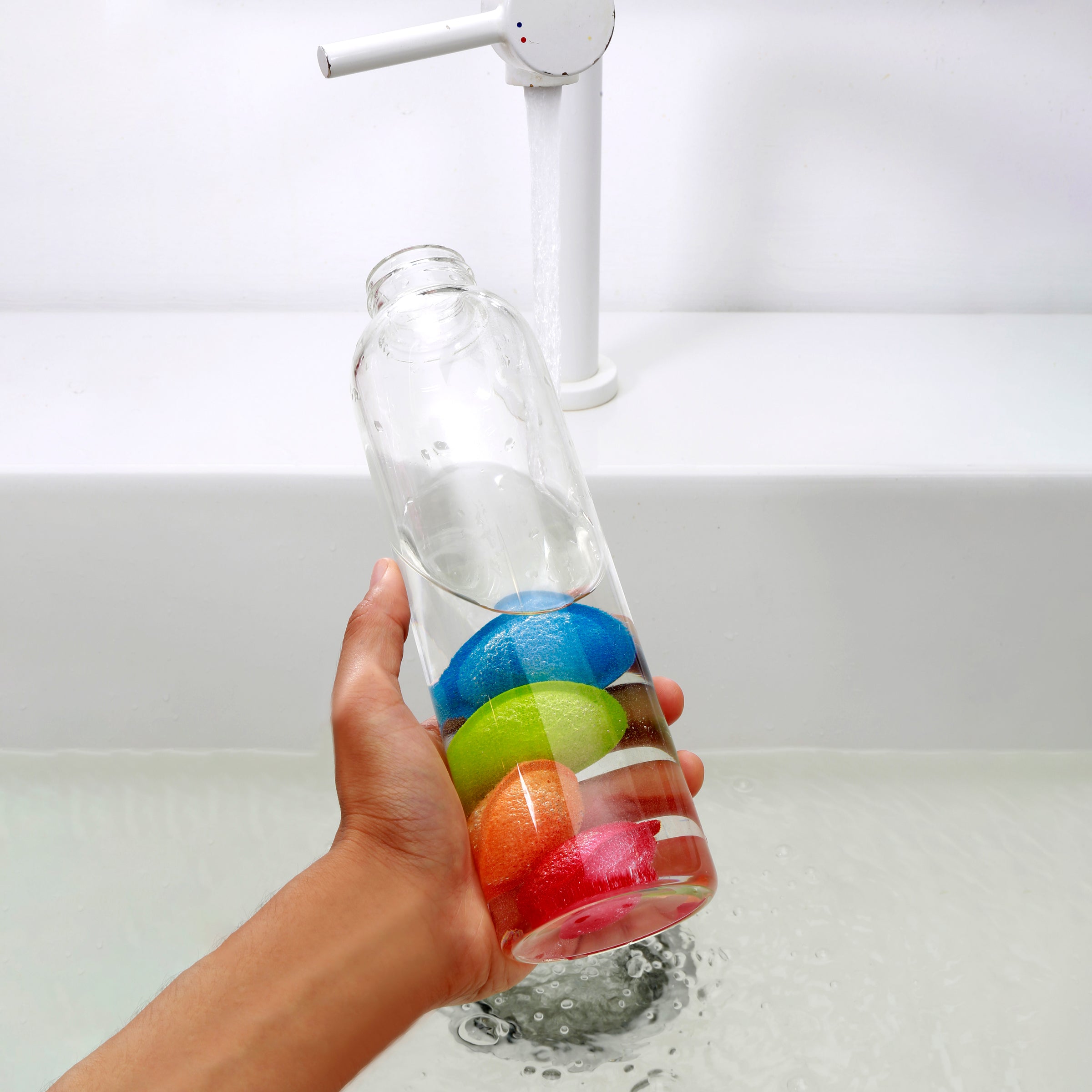 CU274_Bottle_cleaners_Action_10396