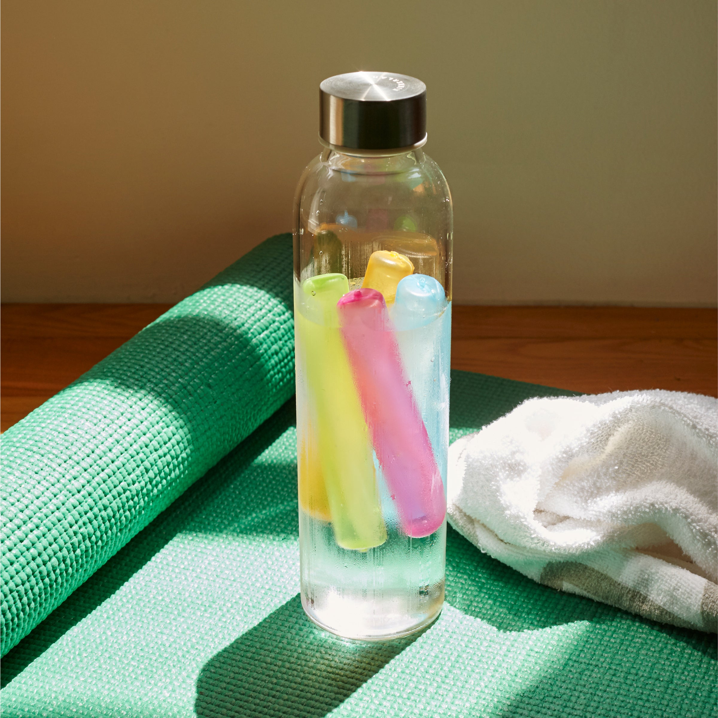 CU275-8-REUSABLE-ICE-STICKS_Action3